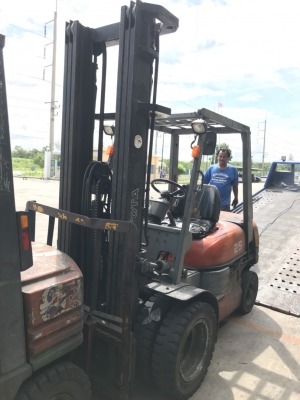 รถยกโตโยต้ารุ่น 6 น้ำหนักยก 2.5 ตัน เสาสูง 6 เมตร เครื่องดีเซล เกียร์ธรรมดา