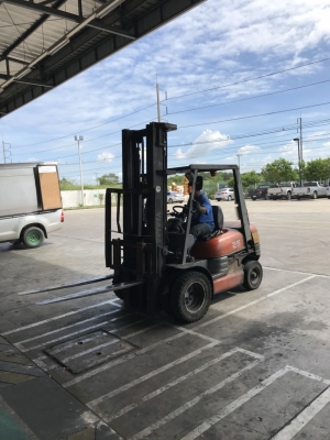 รถยกโตโยต้ารุ่น 6 น้ำหนักยก 2.5 ตัน เสาสูง 6 เมตร เครื่องดีเซล เกียร์ธรรมดา