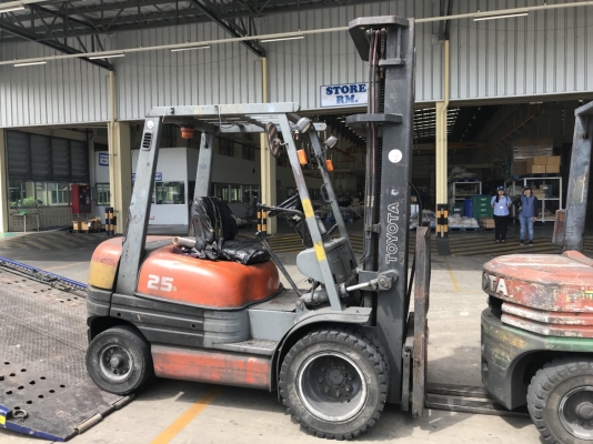 รถยกโตโยต้ารุ่น 6 น้ำหนักยก 2.5 ตัน เสาสูง 6 เมตร เครื่องดีเซล เกียร์ธรรมดา