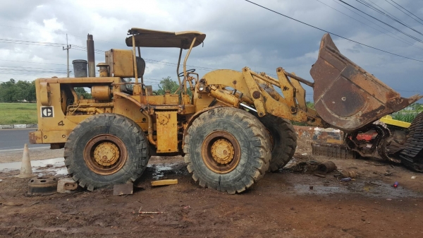 ขาย 600,000 รถตักล้อยาง CAT 966 เครื่อง เกียร์ดี ยางสวย เอวแน่น รถพร้อมใช้ เอกสารหนังสือสัญญาซื้อขาย รถอยู่ บุรีรัมย์ 090-772-3710 090-772-3708