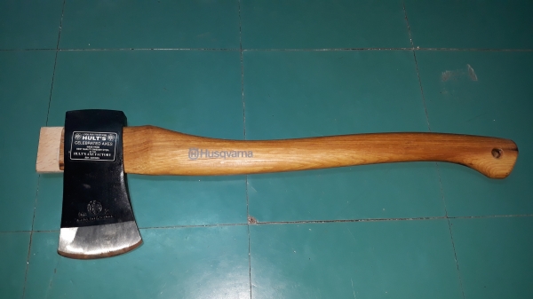 ขายขวานตราเสือขนาด2ปอน ด้ามไม้HICGORY MADE IN SWEDEN.
