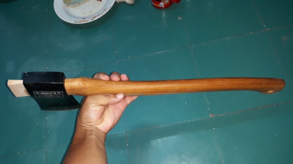 ขายขวานตราเสือขนาด2ปอน ด้ามไม้HICGORY MADE IN SWEDEN.