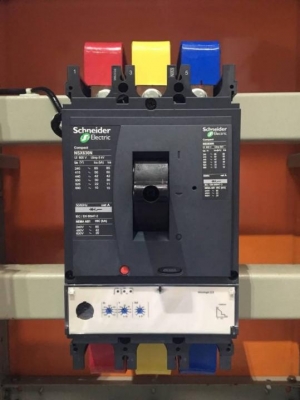 ขายตู้ Mdb Main breaker Schneider 630A NSX630N breaker ย่อย 13 ตัว 200A-2 100A-2 80A-3 60A-5 30A-1 พร้อม cap bank Ducati 20kvar X 6step สภาพดีพร้อมใช้งาน K.Pipat Mobile:098-2641749