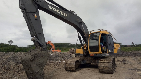 ขายรถแบคโฮ VOLVO EC210LC ราคา 750000