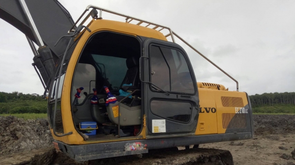 มี VDO ให้ชม.รถแบคโฮ VOLVO EC210LC ราคา 750000