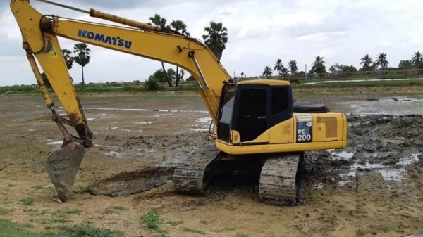 ขาย 980,000 KOMATSU pc 200-7 รถมือเดียวป้ายแดง สีเดิมทั้งคัน เครื่องดี ปั๊มแรง เอวแน่น  ไฟฟ้าครบ รถสวยสภาพพร้อมใช้ เอกสารเล่มทะเบียน รถอยู่ นครปฐม 090-772-3710