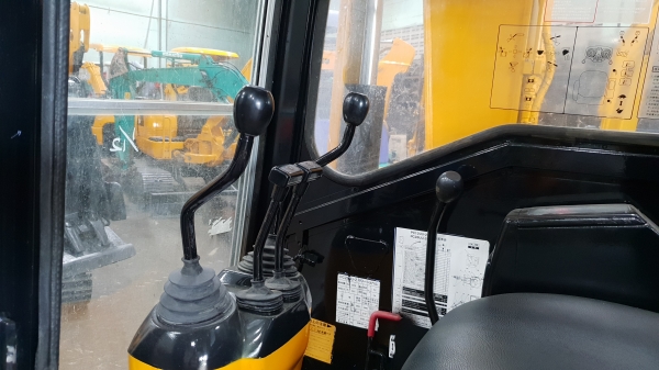 ขาย รถขุด KOMATSU รุ่น PC28UU-2E มือสองญี่ปุ่น แทรกเหล็ก สลัก บูทเอวแน่น 100\% หัวเก๋ง คอนโทรลสั้น ทำงานไว สวยพร้อมใช้งาน มือถือ 0818753444  สอบถามเพิ่มเติมได้ที่ http://line.me/ti/p/mFkzr50JV