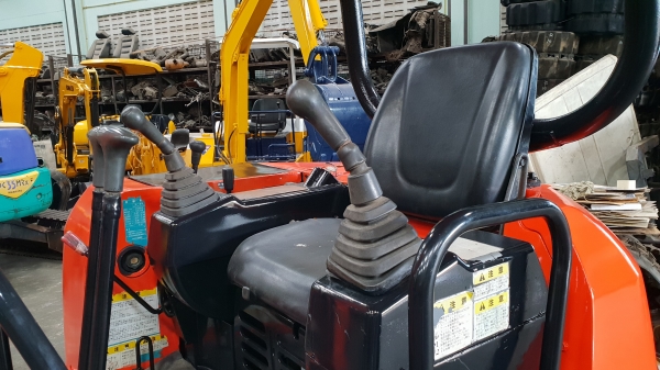 ขาย รถขุด KUBOTA รุ่น U35  มือสองญี่ปุ่น แทรกเหล็ก สลัก บูทเอวแน่น 100\%  คอนโทรลสั้น ทำงานไว สวยพร้อมใช้งาน มือถือ 0818753444  สอบถามเพิ่มเติมได้ที่ http://line.me/ti/p/mFkzr50JV