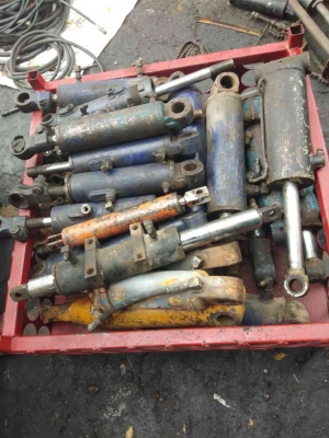 +++ ขายกระบอกคว่ำ - หงาย  ขนาด 2 - 5 ตัน  ราคา 2,000-5,000.- บาทครับ