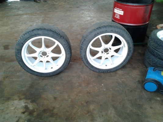 ขาย ล้อแม็ก17" พร้อมยางสภาพดี 1ชุด ราคาถูกๆ  แม็ก 17"ยกลงจาก TOYOTA VIOS มาตรฐานโรงงาน ขนาดรู100 สีขาวสภาพสวย มีตำหนิรอยถลอกนิดหน่อย พร้อมยางเรเดียล  KENDA KAISER ขนาด215/45ZR17  87W ปี10 สภาพ 80\% ดอกลึกไม่มีกินซ้าย-ขวา ลายสวย พรร้อมใช้งาน  ราคา