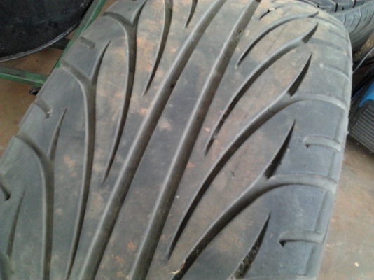 ขาย ล้อแม็ก17" พร้อมยางสภาพดี 1ชุด ราคาถูกๆ  แม็ก 17"ยกลงจาก TOYOTA VIOS มาตรฐานโรงงาน ขนาดรู100 สีขาวสภาพสวย มีตำหนิรอยถลอกนิดหน่อย พร้อมยางเรเดียล  KENDA KAISER ขนาด215/45ZR17  87W ปี10 สภาพ 80\% ดอกลึกไม่มีกินซ้าย-ขวา ลายสวย พรร้อมใช้งาน  ราคา