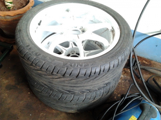 ขาย ล้อแม็ก17" พร้อมยางสภาพดี 1ชุด ราคาถูกๆ  แม็ก 17"ยกลงจาก TOYOTA VIOS มาตรฐานโรงงาน ขนาดรู100 สีขาวสภาพสวย มีตำหนิรอยถลอกนิดหน่อย พร้อมยางเรเดียล  KENDA KAISER ขนาด215/45ZR17  87W ปี10 สภาพ 80\% ดอกลึกไม่มีกินซ้าย-ขวา ลายสวย พรร้อมใช้งาน  ราคา