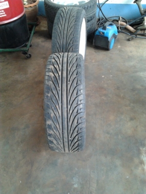 ขาย ล้อแม็ก17" พร้อมยางสภาพดี 1ชุด ราคาถูกๆ  แม็ก 17"ยกลงจาก TOYOTA VIOS มาตรฐานโรงงาน ขนาดรู100 สีขาวสภาพสวย มีตำหนิรอยถลอกนิดหน่อย พร้อมยางเรเดียล  KENDA KAISER ขนาด215/45ZR17  87W ปี10 สภาพ 80\% ดอกลึกไม่มีกินซ้าย-ขวา ลายสวย พรร้อมใช้งาน  ราคา