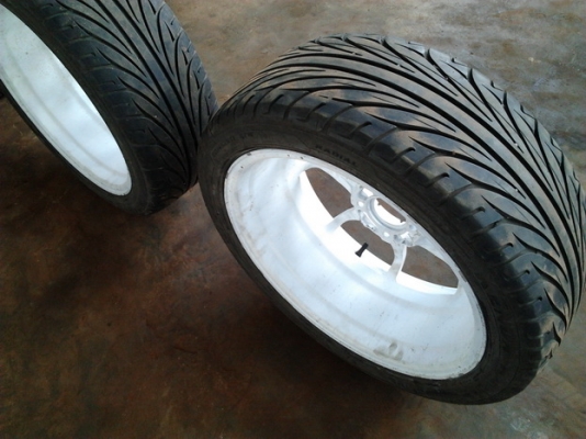 ขาย ล้อแม็ก17" พร้อมยางสภาพดี 1ชุด ราคาถูกๆ  แม็ก 17"ยกลงจาก TOYOTA VIOS มาตรฐานโรงงาน ขนาดรู100 สีขาวสภาพสวย มีตำหนิรอยถลอกนิดหน่อย พร้อมยางเรเดียล  KENDA KAISER ขนาด215/45ZR17  87W ปี10 สภาพ 80\% ดอกลึกไม่มีกินซ้าย-ขวา ลายสวย พรร้อมใช้งาน  ราคา