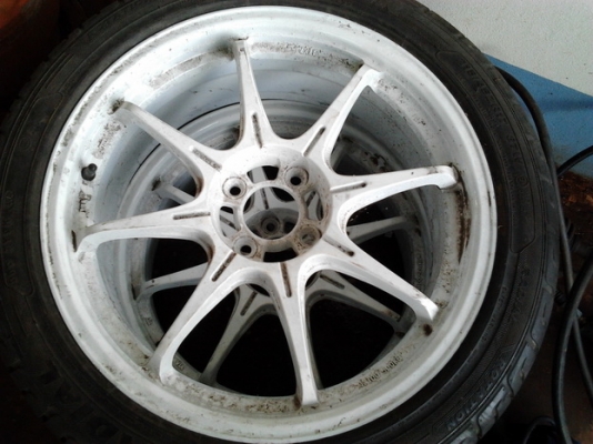 ขาย ล้อแม็ก17" พร้อมยางสภาพดี 1ชุด ราคาถูกๆ  แม็ก 17"ยกลงจาก TOYOTA VIOS มาตรฐานโรงงาน ขนาดรู100 สีขาวสภาพสวย มีตำหนิรอยถลอกนิดหน่อย พร้อมยางเรเดียล  KENDA KAISER ขนาด215/45ZR17  87W ปี10 สภาพ 80\% ดอกลึกไม่มีกินซ้าย-ขวา ลายสวย พรร้อมใช้งาน  ราคา