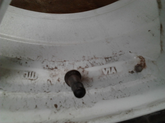 ขาย ล้อแม็ก17" พร้อมยางสภาพดี 1ชุด ราคาถูกๆ  แม็ก 17"ยกลงจาก TOYOTA VIOS มาตรฐานโรงงาน ขนาดรู100 สีขาวสภาพสวย มีตำหนิรอยถลอกนิดหน่อย พร้อมยางเรเดียล  KENDA KAISER ขนาด215/45ZR17  87W ปี10 สภาพ 80\% ดอกลึกไม่มีกินซ้าย-ขวา ลายสวย พรร้อมใช้งาน  ราคา