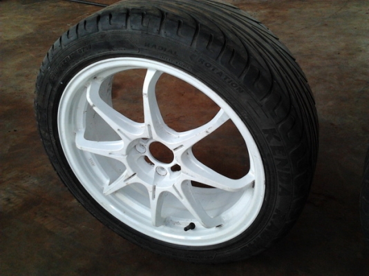 ขาย ล้อแม็ก17" พร้อมยางสภาพดี 1ชุด ราคาถูกๆ  แม็ก 17"ยกลงจาก TOYOTA VIOS มาตรฐานโรงงาน ขนาดรู100 สีขาวสภาพสวย มีตำหนิรอยถลอกนิดหน่อย พร้อมยางเรเดียล  KENDA KAISER ขนาด215/45ZR17  87W ปี10 สภาพ 80\% ดอกลึกไม่มีกินซ้าย-ขวา ลายสวย พรร้อมใช้งาน  ราคา