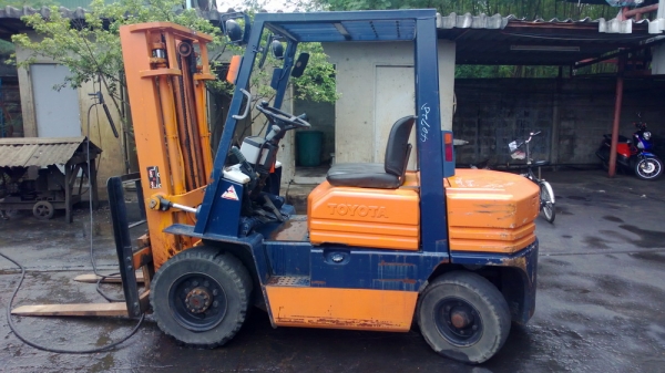 รถยกโตโยต้ารุ่น 5 น้ำหนักยก 2.5 ตัน เสาสูง 3 เมตร เครื่องดีเซล เกียร์ออโต้