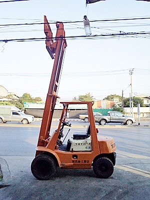 ขายรถยกโตโยต้า 2 ตัน เครื่องเบนซิน  งาเทด้ำ เสาสูง 3.5 เมตร ล้อหน้าคู่   พวงมาลัยเพาเว่อร์  สีเดิมจากนอก นำเข้าจากญี่ปุ่น ใช้งานได้ทันที