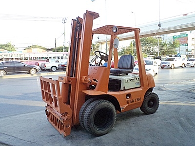 ขายรถยกโตโยต้า 2 ตัน เครื่องเบนซิน  งาเทด้ำ เสาสูง 3.5 เมตร ล้อหน้าคู่   พวงมาลัยเพาเว่อร์  สีเดิมจากนอก นำเข้าจากญี่ปุ่น ใช้งานได้ทันที