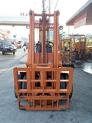 ขายรถยกโตโยต้า 2 ตัน เครื่องเบนซิน  งาเทด้ำ เสาสูง 3.5 เมตร ล้อหน้าคู่   พวงมาลัยเพาเว่อร์  สีเดิมจากนอก นำเข้าจากญี่ปุ่น ใช้งานได้ทันที