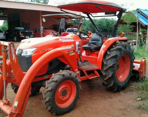 KUBOTA L4708 - 2 เพลา รุ่นใหม่โฉมล่าสุด รถสวยจัดเหมือนใหม่ ใช้งาน 711 ชม. อุปกรณ์ครบเพียบพร้อม มีโรตารี่ ใบมีดดันหน้า ผานพรวนดิน 6 พร้อมทำงานได้เลย เครื่องดีเดิม ช่วงล่างยาง 4 เส้นหน้าหลังสภาพดี 80\% เอกสารเล่มทะเบียนครบ ราคาต่อรองเงินดาวน์ได้ครับ