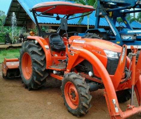 KUBOTA L4708 - 2 เพลา รุ่นใหม่โฉมล่าสุด รถสวยจัดเหมือนใหม่ ใช้งาน 711 ชม. อุปกรณ์ครบเพียบพร้อม มีโรตารี่ ใบมีดดันหน้า ผานพรวนดิน 6 พร้อมทำงานได้เลย เครื่องดีเดิม ช่วงล่างยาง 4 เส้นหน้าหลังสภาพดี 80\% เอกสารเล่มทะเบียนครบ ราคาต่อรองเงินดาวน์ได้ครับ KUBOTA L4708 - 2 เพลา รุ่นใหม่โฉมล่าสุด รถสวยจัดเหมือนใหม่ ใช้งาน 711 ชม. อุปกรณ์ครบเพียบพร้อม มีโรตารี่ ใบมีดดันหน้า ผานพรวนดิน 6 พร้อมทำงานได้เลย เครื่องดีเดิม ช่วงล่างยาง 4 เส้นหน้าหลังสภาพดี 80\% เอกสารเล่มทะเบียนครบ ราคาต่อรองเงินดาวน์ได้ครับ