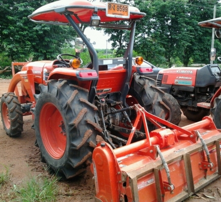 KUBOTA L4708 - 2 เพลา รุ่นใหม่โฉมล่าสุด รถสวยจัดเหมือนใหม่ ใช้งาน 711 ชม. อุปกรณ์ครบเพียบพร้อม มีโรตารี่ ใบมีดดันหน้า ผานพรวนดิน 6 พร้อมทำงานได้เลย เครื่องดีเดิม ช่วงล่างยาง 4 เส้นหน้าหลังสภาพดี 80\% เอกสารเล่มทะเบียนครบ ราคาต่อรองเงินดาวน์ได้ครับ KUBOTA L4708 - 2 เพลา รุ่นใหม่โฉมล่าสุด รถสวยจัดเหมือนใหม่ ใช้งาน 711 ชม. อุปกรณ์ครบเพียบพร้อม มีโรตารี่ ใบมีดดันหน้า ผานพรวนดิน 6 พร้อมทำงานได้เลย เครื่องดีเดิม ช่วงล่างยาง 4 เส้นหน้าหลังสภาพดี 80\% เอกสารเล่มทะเบียนครบ ราคาต่อรองเงินดาวน์ได้ครับ