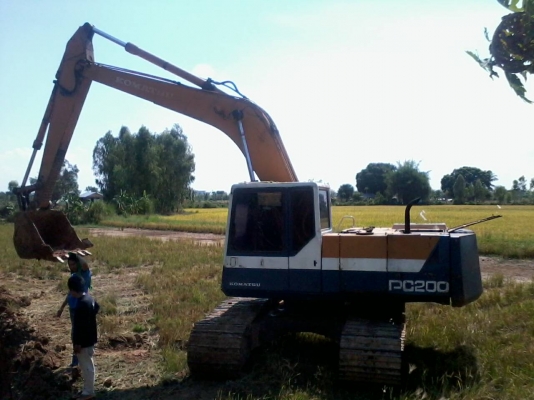 KOMATSU PC 200-5 เอกสารเล่มทะเบียนครบ เครื่องเดิมปั๊มเดิมทำงานเร็วไม่โหลด บอดี้สวยจัดทั้งคัน บูมอาร์มสวยไม่มีปะไม่มีดาม ช่วงล่างเอวแน่น โรลเลอร์โซ่บูทใบแทรก สภาพดีประมาณ 70\% พร้อมทำงานได้เลย ราคาต่อรองได้ครับ