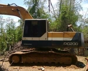 KOMATSU PC 200-5 เอกสารเล่มทะเบียนครบ เครื่องเดิมปั๊มเดิมทำงานเร็วไม่โหลด บอดี้สวยจัดทั้งคัน บูมอาร์มสวยไม่มีปะไม่มีดาม ช่วงล่างเอวแน่น โรลเลอร์โซ่บูทใบแทรก สภาพดีประมาณ 70\% พร้อมทำงานได้เลย ราคาต่อรองได้ครับ