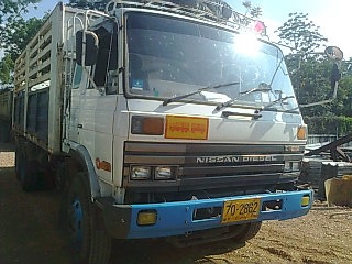 ขายรถ 10 ล้อรั้วถังเหล็ก NISSAN UD ใส่เครื่อง P11C 320 แรงม้า 2 เพลา มีระบบลากพ่วง ราคา 850000