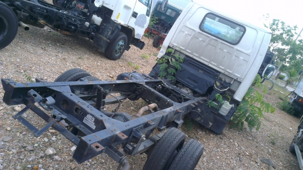 isuzu 6ล้อเล็ก  รุ่นใหม่  ตาเพชร  เครื่อง4JG ปั้มไฟฟ้า