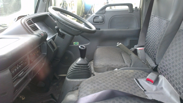 isuzu 6ล้อเล็ก  รุ่นใหม่  ตาเพชร  เครื่อง4JG ปั้มไฟฟ้า