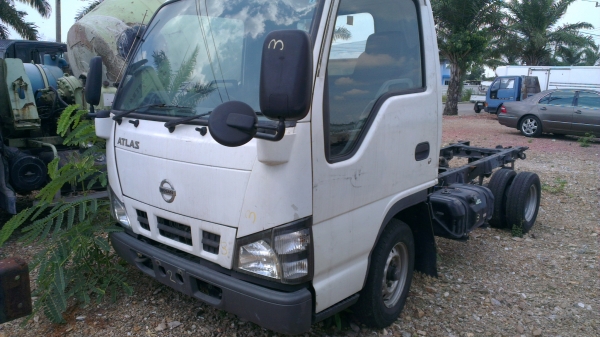 isuzu 6ล้อเล็ก  รุ่นใหม่  ตาเพชร  เครื่อง4JG ปั้มไฟฟ้า