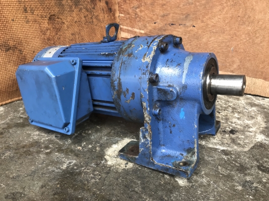 ขายมอเตอร์เกียร์ Cycro drive Sumitomo 1HP. 380V อัตราทด 1:71 เพลาออกประมาณ 20 รอบต่อนาที มีระบบเบรคในตัว สภาพสวย หมุนนิ่ม พร้อมใช้งาน
