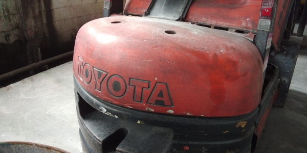 โฟร์คลิฟโตโยต้า 2.5 ตัน เสา4เมตร เครื่องดีเซล