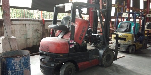 โฟร์คลิฟโตโยต้า 2.5 ตัน เสา4เมตร เครื่องดีเซล