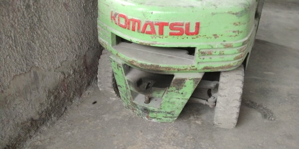 โฟร์คลิฟ โคมัสสุ 2ตัน เสา3เมตร เครื่องดีเซล