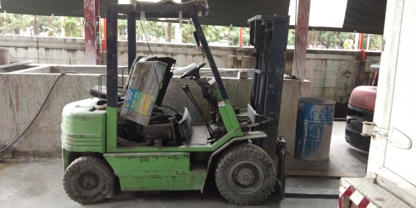 โฟร์คลิฟ โคมัสสุ 2ตัน เสา3เมตร เครื่องดีเซล