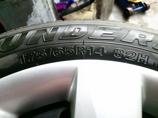 ขายล้อเดิมนิสสันมาร์ช ยางดอกเหลือเยอะ