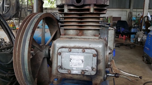 หัวปั้มลมญี่ปุ่น ฟูจิ 5 แรง หัวสภาพดี ต่อใช้งานได้เลย พร้อมถังลมฟูจิ  300 ลิตร ...ดูคลิปได้ที่เพจ...