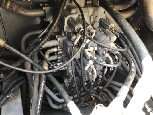 ขายรถแบคโฮ sumitomo sh-210 เอกสารเล่ม ไมล์ 6400 ราคา 1850000