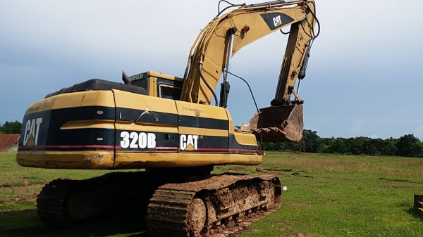 ขาย 495,000 CAT  320 B พร้อมไลหัวเจาะเครื่องดี ปั๊มดี  ช่วงล่างดี เอวแน่น ไฟฟ้าครบ รถสวยสภาพพร้อมใช้  เอกสารอินวอยท์ รถอยู่ ขอนแก่น 064-191-1112