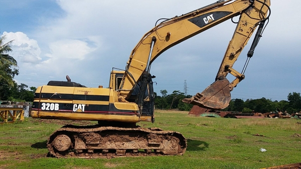 ขาย 495,000 CAT  320 B พร้อมไลหัวเจาะเครื่องดี ปั๊มดี  ช่วงล่างดี เอวแน่น ไฟฟ้าครบ รถสวยสภาพพร้อมใช้  เอกสารอินวอยท์ รถอยู่ ขอนแก่น 064-191-1112