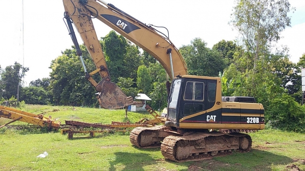 ขาย 495,000 CAT  320 B พร้อมไลหัวเจาะเครื่องดี ปั๊มดี  ช่วงล่างดี เอวแน่น ไฟฟ้าครบ รถสวยสภาพพร้อมใช้  เอกสารอินวอยท์ รถอยู่ ขอนแก่น 064-191-1112