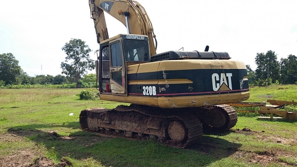 ขาย 495,000 CAT  320 B พร้อมไลหัวเจาะเครื่องดี ปั๊มดี  ช่วงล่างดี เอวแน่น ไฟฟ้าครบ รถสวยสภาพพร้อมใช้  เอกสารอินวอยท์ รถอยู่ ขอนแก่น 064-191-1112