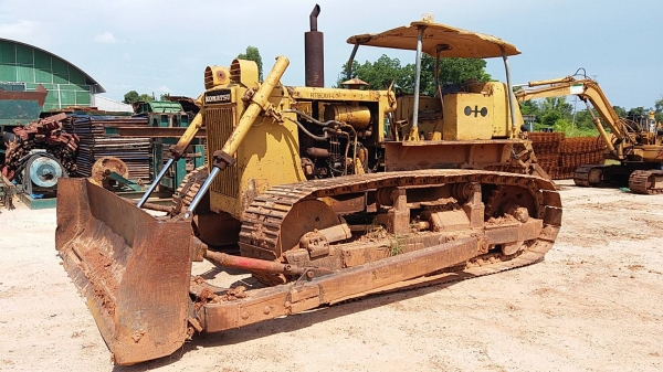 ขาย 165,000  แทรคเตอร์ D50P ฮาปยาวใส่ตีนเป็ดแต่ใส่ตีนไก่อยู่ เครื่องดี เกียร์สมบูรณ์ โซ่ดี รถสภาพพร้อมใช้  รถอยู่ ขอนแก่น 090-772-3710 090-772-3708