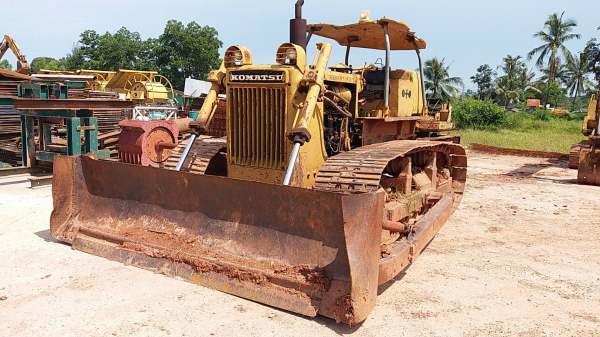 ขาย 165,000  แทรคเตอร์ D50P ฮาปยาวใส่ตีนเป็ดแต่ใส่ตีนไก่อยู่ เครื่องดี เกียร์สมบูรณ์ โซ่ดี รถสภาพพร้อมใช้  รถอยู่ ขอนแก่น 090-772-3710 090-772-3708