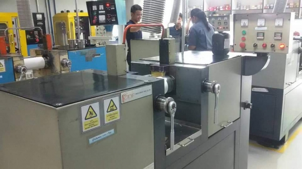 ขาย 2.5 แสน TWO ROLL MILL สำหรับงานในห้องแล๊ปเทส หรือฝ่ายผลิตสูตร ขนาดลูกกลิ้ง 112x280 ปี 2005 MACH GROUP 5.5 kW.ไฟ 380V.เครื่องแน่นสวย พร้อมใช้งาน สินค้ายกเข้ามาไว้ที่โรงงานผมแล้วครับ อยู่ที่ ซ.นิมิตใหม่ 63 คลองสามวา กทม.เข้ามาดูงาน กรุณาโทรนัดล่วงหน้า A