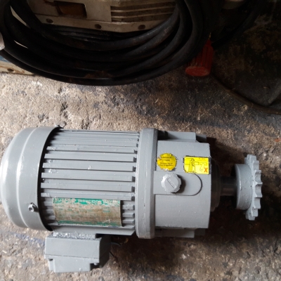 ขาย !! มอเตอร์เกียร์.ขนาด1/2แรง380v.รอบ1:50 พร้อมใช้งาน ขาย !! มอเตอร์เกียร์.ขนาด1/2แรง380v.รอบ1:50 พร้อมใช้งาน